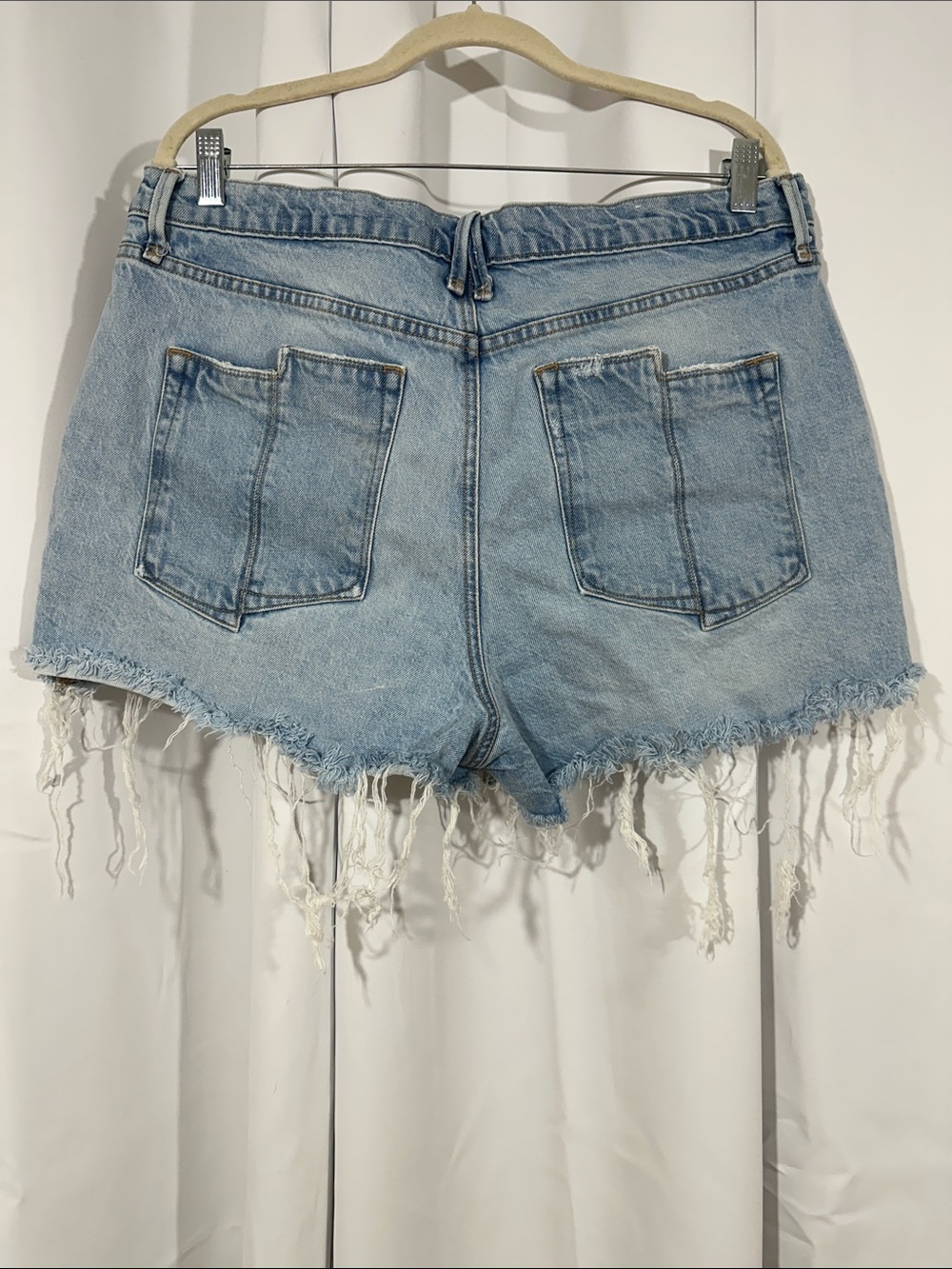 Good American Denim Shorts Size 12 31 Frayed Hem Distressed Cutoff Jean Shorts - Picture 6 of 8